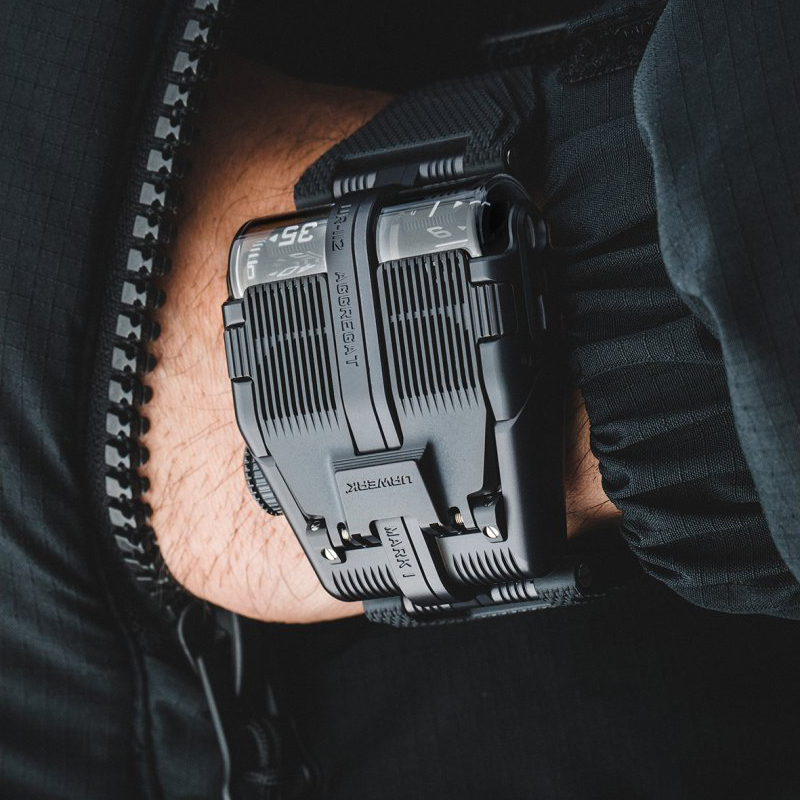 Часы Urwerk UR-112 Aggregat в корпусе из титана с PVD-покрытием с аналоговой индикацией запаса хода