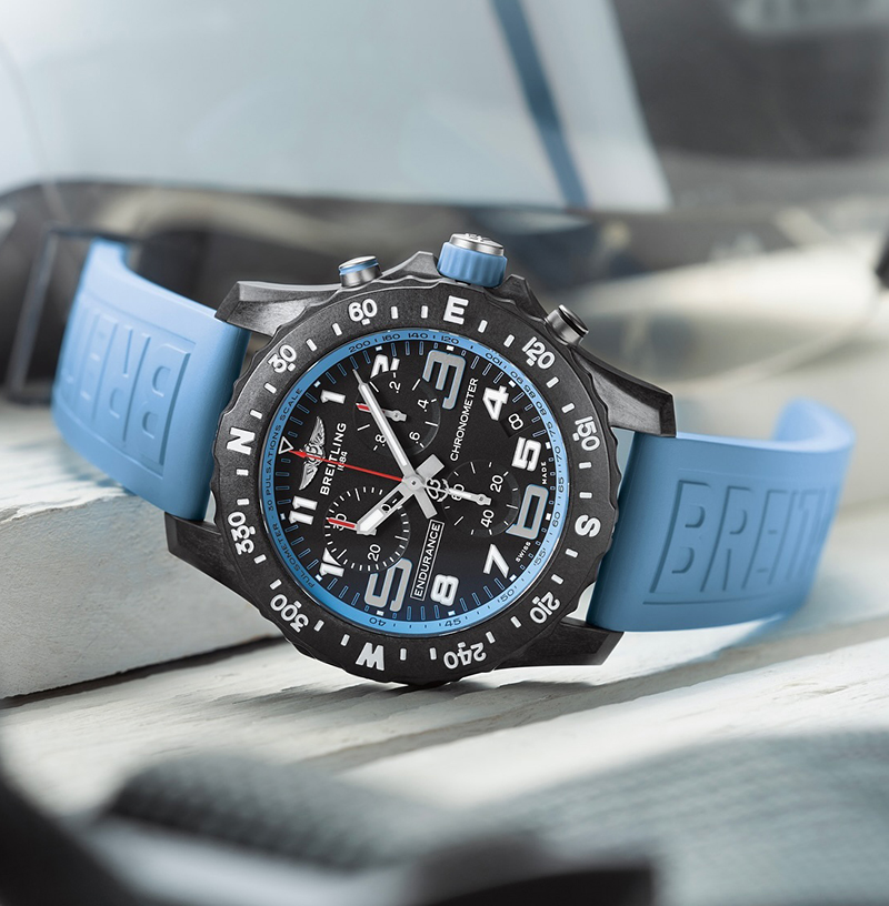 Хронограф Breitling Professional Endurance Pro в 44 мм корпусе из Breitlight® с датой и вращающимся в двух направлениях безелем